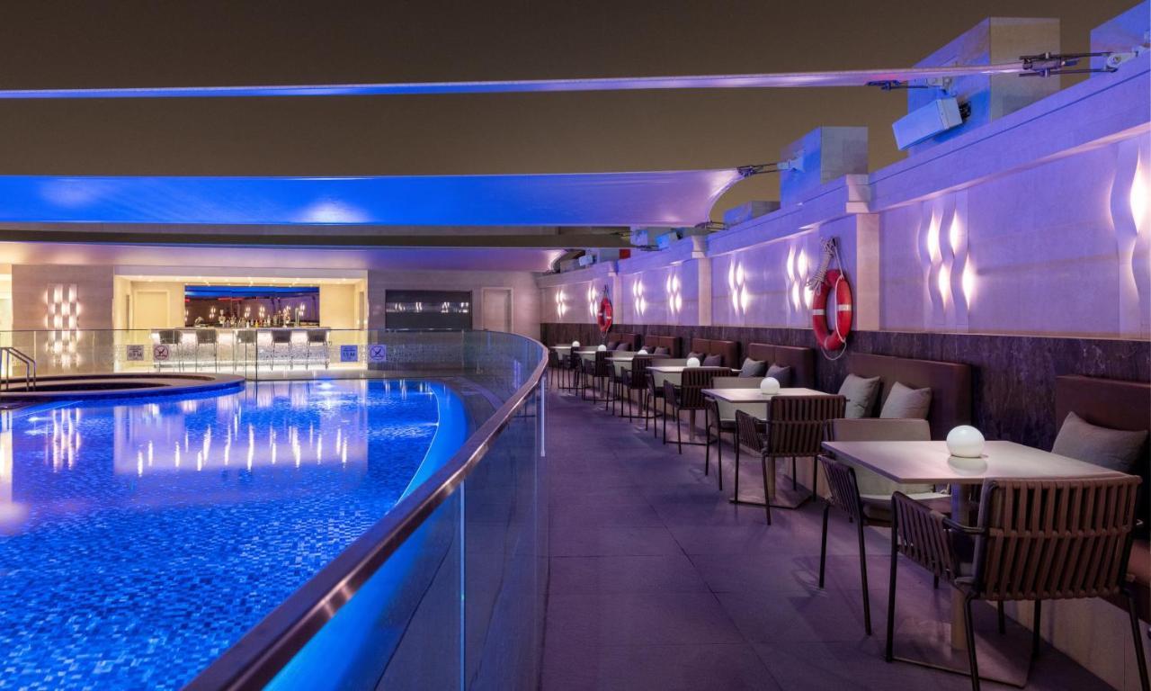 Crowne Plaza Doha - The Business Park By Ihg Hotell Eksteriør bilde The pool at the hotel