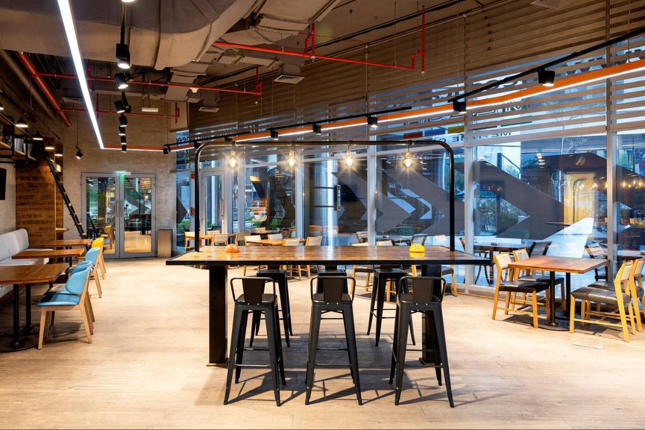 Crowne Plaza Doha - The Business Park By Ihg Hotell Eksteriør bilde The interior of the library