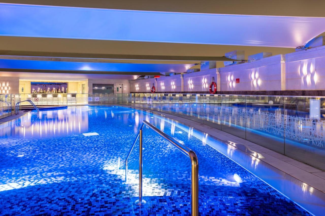 Crowne Plaza Doha - The Business Park By Ihg Hotell Eksteriør bilde The pool at the Hilton London Heathrow