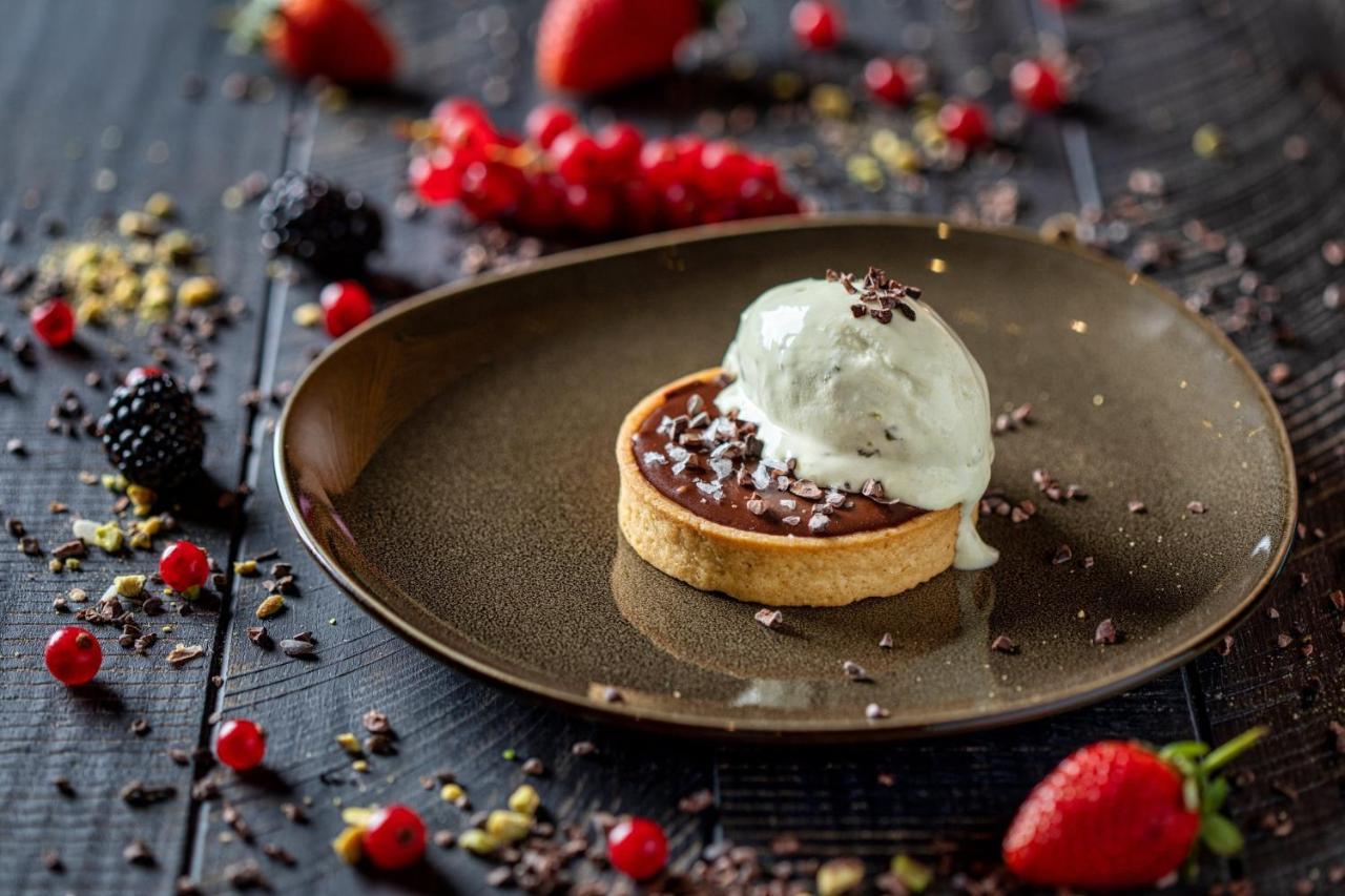 Crowne Plaza Doha - The Business Park By Ihg Hotell Eksteriør bilde Chocolate tart with ice cream