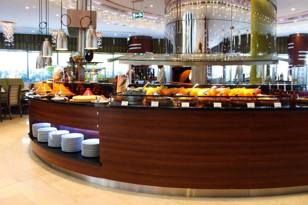 Crowne Plaza Doha - The Business Park By Ihg Hotell Eksteriør bilde A buffet at a hotel