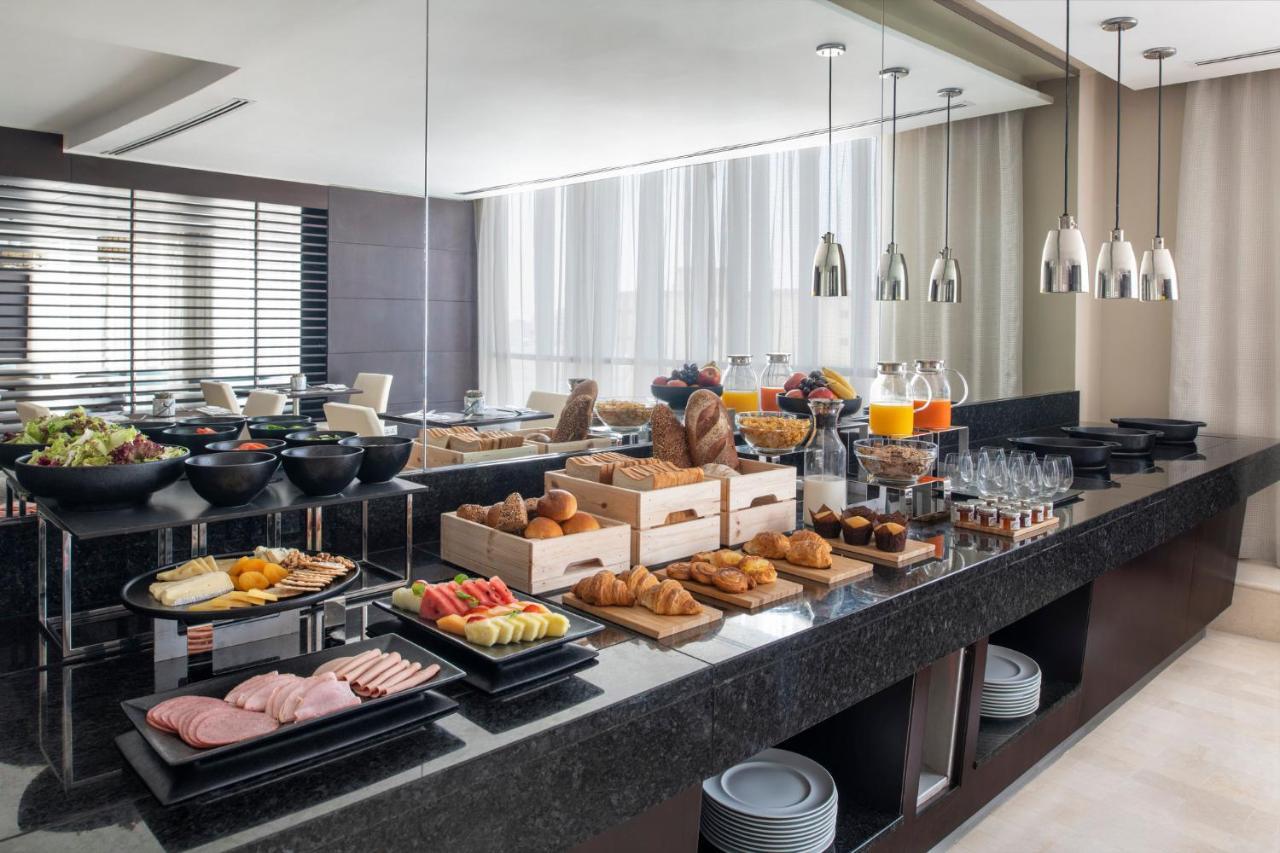 Crowne Plaza Doha - The Business Park By Ihg Hotell Eksteriør bilde A buffet at a hotel