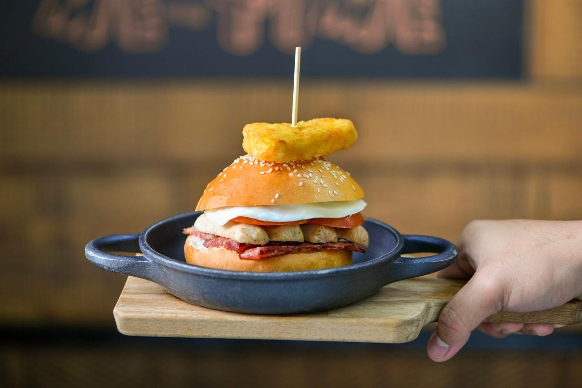 Crowne Plaza Doha - The Business Park By Ihg Hotell Eksteriør bilde A chicken burger